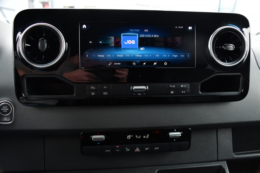 Mercedes-Benz Sprinter 319 V6 3.0 CDI L2H1 DC PB Edition Cruise, Camera, Carplay, 10,5'' Mbux, LED, Leder, Memorie, Trekhaak, 5 Zits, Uniek!