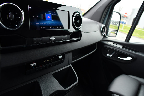 Mercedes-Benz Sprinter 319 V6 3.0 CDI L2H1 DC PB Edition Cruise, Camera, Carplay, 10,5'' Mbux, LED, Leder, Memorie, Trekhaak, 5 Zits, Uniek!