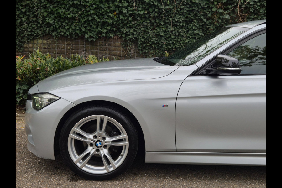 BMW 3 Serie Touring M Sport Apple CarPlay dig.dash Navi GR NAP NL Edition M Sport Shadow Executive
