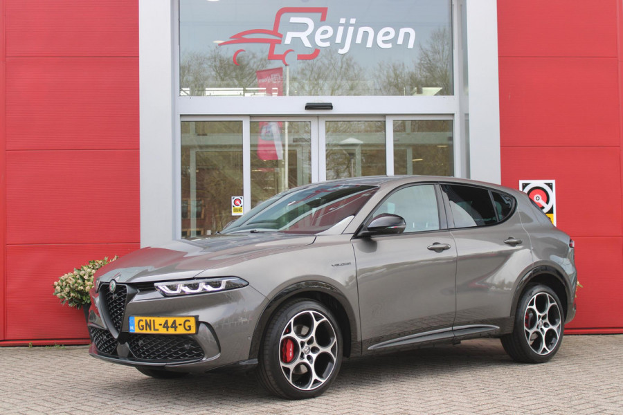 Alfa Romeo Tonale 1.5T Hybrid 160PK VELOCE | PREMIUM PACK: LEDEREN BEKLEDING/GEVENTILEERDE VOORSTOELEN/4-VOUDIG ELEKTRISCH VERSTELBARE LENDESTEUN VOORSTOELEN/HOOGGLANS ZWARTE RAAMOMLIJSTING/AMBIENT LIGHTING | TECHNOLOGY PACK: PARKEERWAARSCHUWING VOOR EN ACHTER/360° CAMERA/AUTOMATISCH INPARKEREN/ AUTONOMOUS DRIVING LEVEL 2: ADAPTIVE CRUISE CONTROL/LANE CENTERING ASSIST/TRAFFIC JAM ASSIST DODEHOEK DETECTIE AUTOMATISCH DIMMENDE BUITENSPIEGELS ELEKTRISCH BEDIENBARE ACHTERKLEP | WINTERPACK: STOELVERWARMING VOOR/STUURVERWARMING/VERWARMBARE RUITENSPROEIERS | 19" LICHTMETALEN VELGEN  | DRAADLOZ