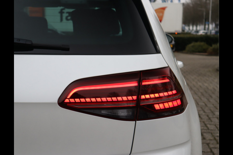 Volkswagen Golf 1.5 TSI Highline Pano / Navi / Elekramen / R-Line / Climate / Led Dealeronderhouden