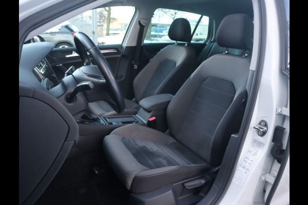 Volkswagen Golf 1.5 TSI Highline Pano / Navi / Elekramen / R-Line / Climate / Led Dealeronderhouden