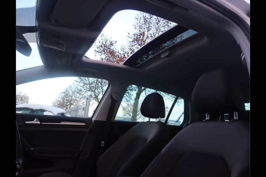 Volkswagen Golf 1.5 TSI Highline Pano / Navi / Elekramen / R-Line / Climate / Led Dealeronderhouden
