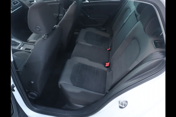 Volkswagen Golf 1.5 TSI Highline Pano / Navi / Elekramen / R-Line / Climate / Led Dealeronderhouden
