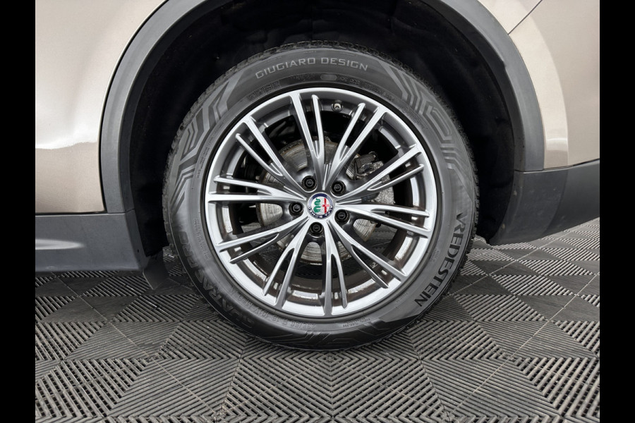 Alfa Romeo Stelvio 2.2d Super Aut. *LEATHER-FABRIC | BI-XENON | DAB+ | NAVI-FULLMAP | COMFORT-SEATS | ECC | CRUISE | PDC | 18"ALU*