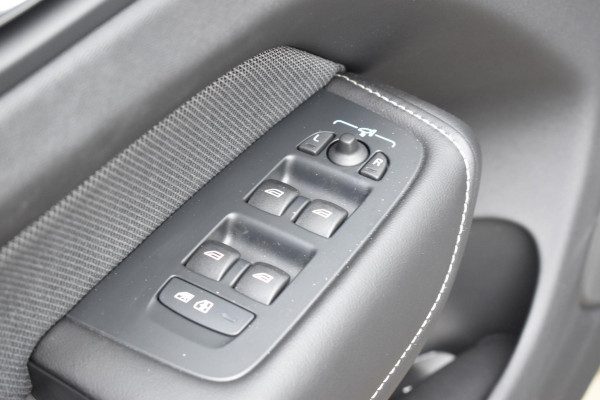 Volvo XC60 T8 455pk Plug-in Hybrid AWD Polestar Engineered / Google infotaiment / Adaptieve cruise control / BLIS/ Panoramamisch schuif-kanteldak / Stoel- en stuurwielverwarming / Apple Carplay / Head-up display / Gelamineerde ramen / 22"Velgen / Bowers & Wilkins audio /