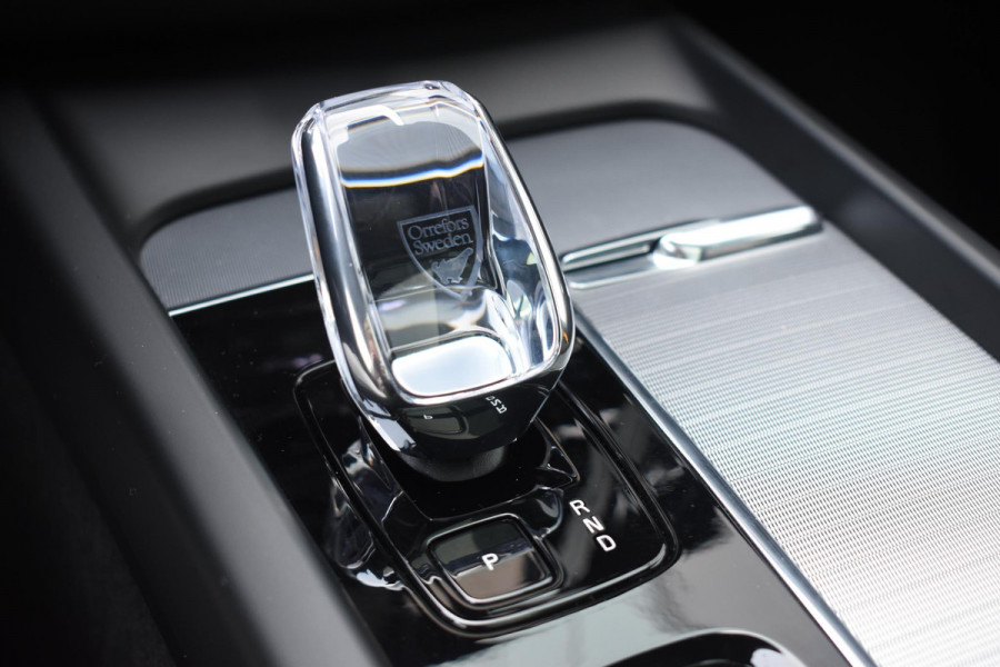 Volvo XC60 T8 455pk Plug-in Hybrid AWD Polestar Engineered / Google infotaiment / Adaptieve cruise control / BLIS/ Panoramamisch schuif-kanteldak / Stoel- en stuurwielverwarming / Apple Carplay / Head-up display / Gelamineerde ramen / 22"Velgen / Bowers & Wilkins audio /