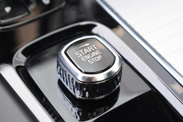 Volvo XC60 T8 455pk Plug-in Hybrid AWD Polestar Engineered / Google infotaiment / Adaptieve cruise control / BLIS/ Panoramamisch schuif-kanteldak / Stoel- en stuurwielverwarming / Apple Carplay / Head-up display / Gelamineerde ramen / 22"Velgen / Bowers & Wilkins audio /