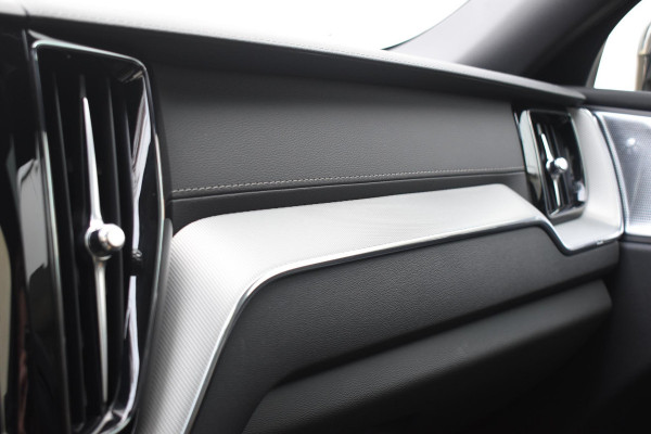 Volvo XC60 T8 455pk Plug-in Hybrid AWD Polestar Engineered / Google infotaiment / Adaptieve cruise control / BLIS/ Panoramamisch schuif-kanteldak / Stoel- en stuurwielverwarming / Apple Carplay / Head-up display / Gelamineerde ramen / 22"Velgen / Bowers & Wilkins audio /