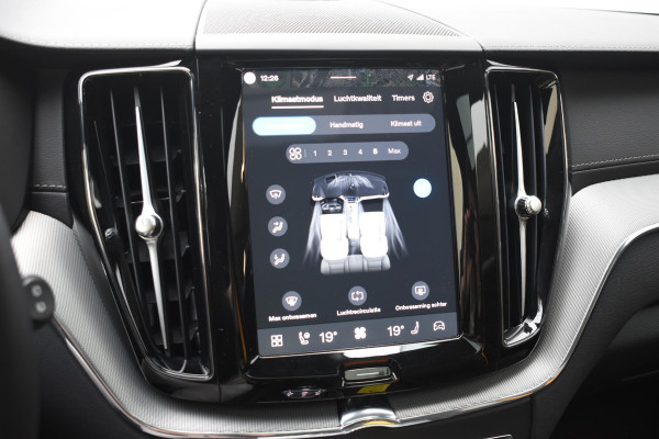 Volvo XC60 T8 455pk Plug-in Hybrid AWD Polestar Engineered / Google infotaiment / Adaptieve cruise control / BLIS/ Panoramamisch schuif-kanteldak / Stoel- en stuurwielverwarming / Apple Carplay / Head-up display / Gelamineerde ramen / 22"Velgen / Bowers & Wilkins audio /