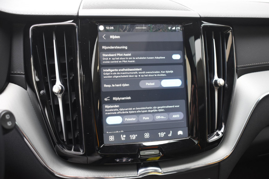 Volvo XC60 T8 455pk Plug-in Hybrid AWD Polestar Engineered / Google infotaiment / Adaptieve cruise control / BLIS/ Panoramamisch schuif-kanteldak / Stoel- en stuurwielverwarming / Apple Carplay / Head-up display / Gelamineerde ramen / 22"Velgen / Bowers & Wilkins audio /