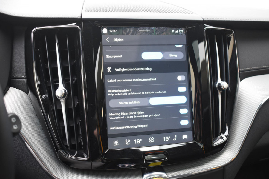 Volvo XC60 T8 455pk Plug-in Hybrid AWD Polestar Engineered / Google infotaiment / Adaptieve cruise control / BLIS/ Panoramamisch schuif-kanteldak / Stoel- en stuurwielverwarming / Apple Carplay / Head-up display / Gelamineerde ramen / 22"Velgen / Bowers & Wilkins audio /