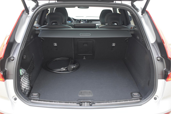 Volvo XC60 T8 455pk Plug-in Hybrid AWD Polestar Engineered / Google infotaiment / Adaptieve cruise control / BLIS/ Panoramamisch schuif-kanteldak / Stoel- en stuurwielverwarming / Apple Carplay / Head-up display / Gelamineerde ramen / 22"Velgen / Bowers & Wilkins audio /