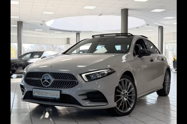 Mercedes-Benz A-Klasse 250e AMG ** ALPIN GRAU ** HP-LED, NAVI+, PANORAMA, 19-inch LMV, AMBIENTE VERL. ** 1e EIG - UNFALLFREI ** ** INFORMEER OOK NAAR ONZE AANTREKKELIJKE FINANCIAL-LEASE TARIEVEN **