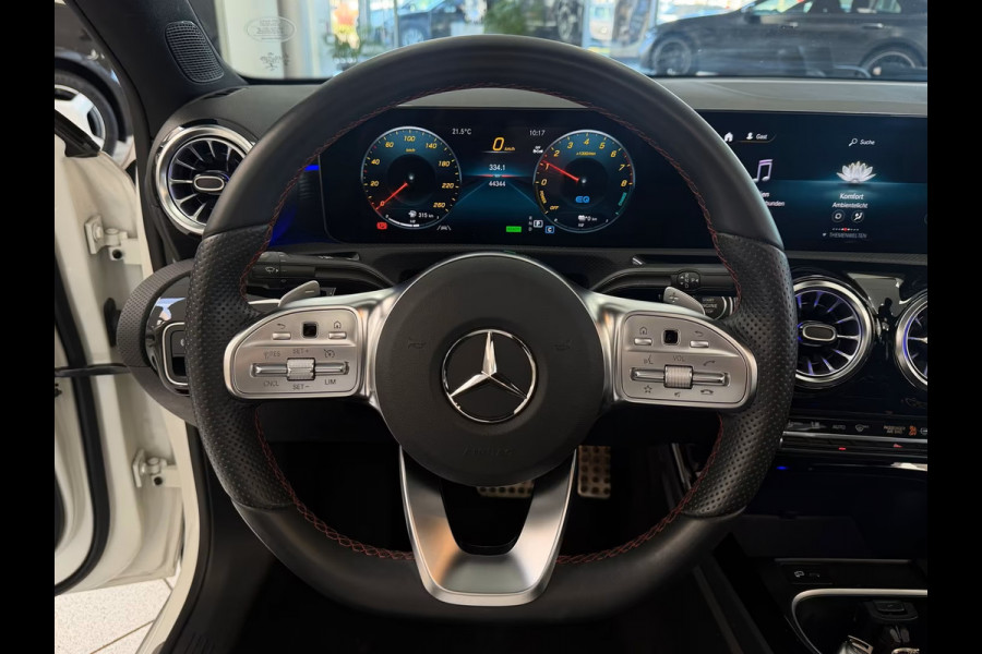 Mercedes-Benz A-Klasse 250e AMG ** ALPIN GRAU ** HP-LED, NAVI+, PANORAMA, 19-inch LMV, AMBIENTE VERL. ** 1e EIG - UNFALLFREI ** ** INFORMEER OOK NAAR ONZE AANTREKKELIJKE FINANCIAL-LEASE TARIEVEN **