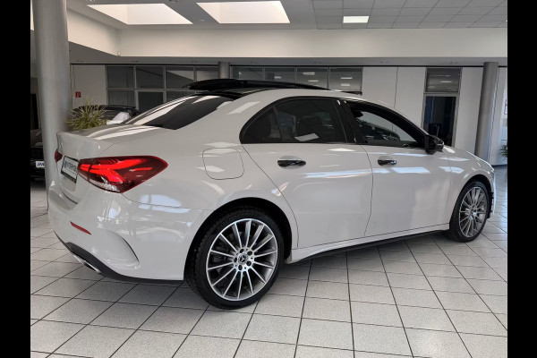 Mercedes-Benz A-Klasse 250e AMG ** ALPIN GRAU ** HP-LED, NAVI+, PANORAMA, 19-inch LMV, AMBIENTE VERL. ** 1e EIG - UNFALLFREI ** ** INFORMEER OOK NAAR ONZE AANTREKKELIJKE FINANCIAL-LEASE TARIEVEN **
