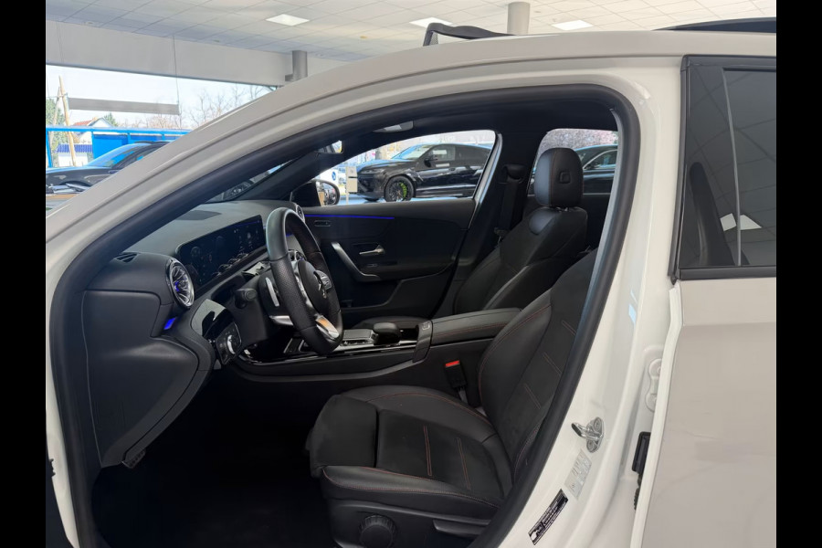 Mercedes-Benz A-Klasse 250e AMG ** ALPIN GRAU ** HP-LED, NAVI+, PANORAMA, 19-inch LMV, AMBIENTE VERL. ** 1e EIG - UNFALLFREI ** ** INFORMEER OOK NAAR ONZE AANTREKKELIJKE FINANCIAL-LEASE TARIEVEN **