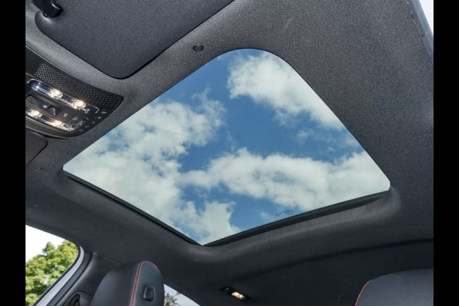 Mercedes-Benz A-Klasse 250e AMG ** ALPIN GRAU ** HP-LED, NAVI+, PANORAMA, 19-inch LMV, AMBIENTE VERL. ** 1e EIG - UNFALLFREI ** ** INFORMEER OOK NAAR ONZE AANTREKKELIJKE FINANCIAL-LEASE TARIEVEN **