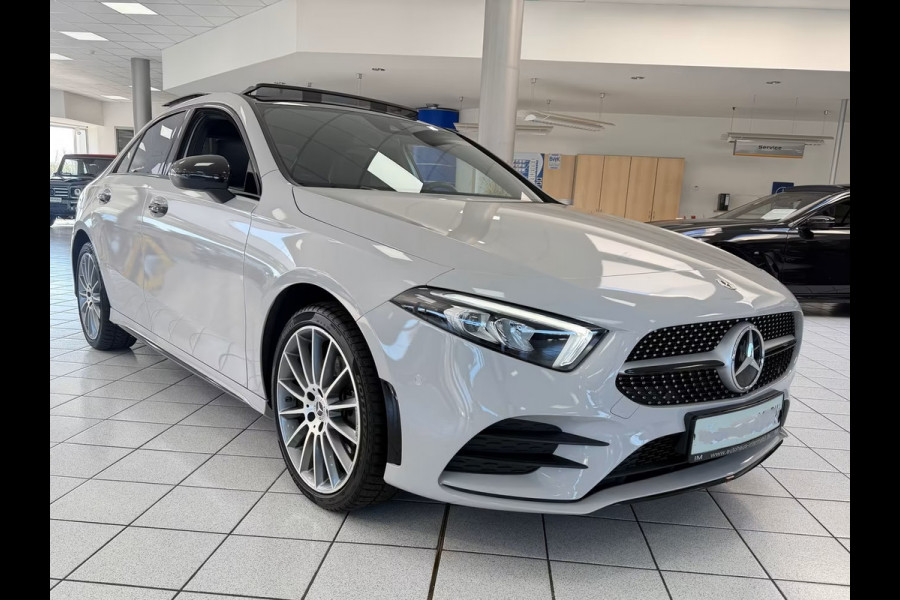 Mercedes-Benz A-Klasse 250e AMG ** ALPIN GRAU ** HP-LED, NAVI+, PANORAMA, 19-inch LMV, AMBIENTE VERL. ** 1e EIG - UNFALLFREI ** ** INFORMEER OOK NAAR ONZE AANTREKKELIJKE FINANCIAL-LEASE TARIEVEN **