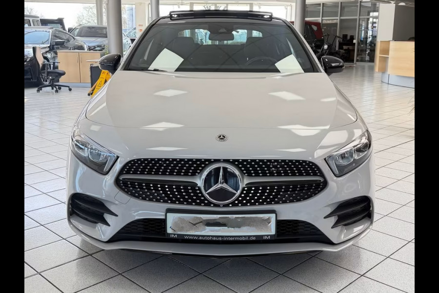 Mercedes-Benz A-Klasse 250e AMG ** ALPIN GRAU ** HP-LED, NAVI+, PANORAMA, 19-inch LMV, AMBIENTE VERL. ** 1e EIG - UNFALLFREI ** ** INFORMEER OOK NAAR ONZE AANTREKKELIJKE FINANCIAL-LEASE TARIEVEN **