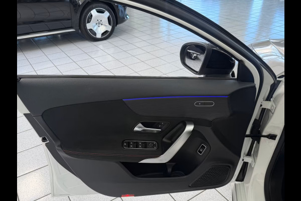 Mercedes-Benz A-Klasse 250e AMG ** ALPIN GRAU ** HP-LED, NAVI+, PANORAMA, 19-inch LMV, AMBIENTE VERL. ** 1e EIG - UNFALLFREI ** ** INFORMEER OOK NAAR ONZE AANTREKKELIJKE FINANCIAL-LEASE TARIEVEN **