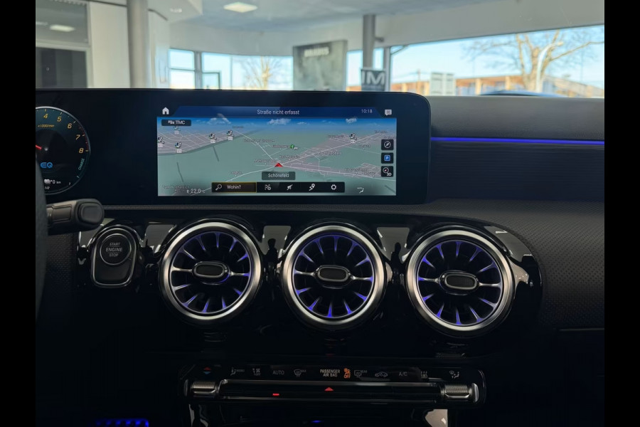 Mercedes-Benz A-Klasse 250e AMG ** ALPIN GRAU ** HP-LED, NAVI+, PANORAMA, 19-inch LMV, AMBIENTE VERL. ** 1e EIG - UNFALLFREI ** ** INFORMEER OOK NAAR ONZE AANTREKKELIJKE FINANCIAL-LEASE TARIEVEN **