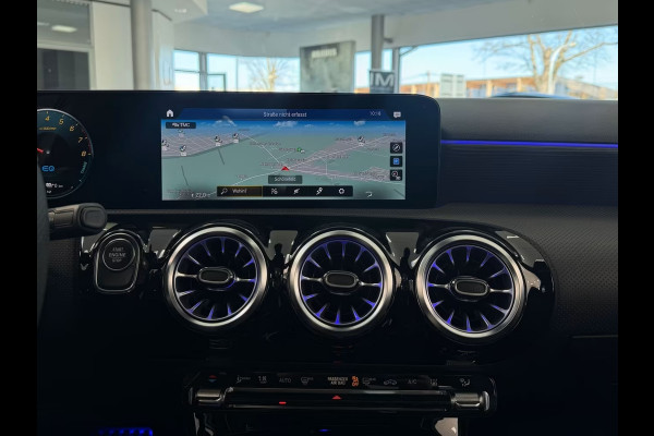 Mercedes-Benz A-Klasse 250e AMG ** ALPIN GRAU ** HP-LED, NAVI+, PANORAMA, 19-inch LMV, AMBIENTE VERL. ** 1e EIG - UNFALLFREI ** ** INFORMEER OOK NAAR ONZE AANTREKKELIJKE FINANCIAL-LEASE TARIEVEN **