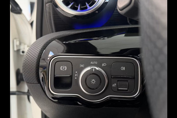 Mercedes-Benz A-Klasse 250e AMG ** ALPIN GRAU ** HP-LED, NAVI+, PANORAMA, 19-inch LMV, AMBIENTE VERL. ** 1e EIG - UNFALLFREI ** ** INFORMEER OOK NAAR ONZE AANTREKKELIJKE FINANCIAL-LEASE TARIEVEN **