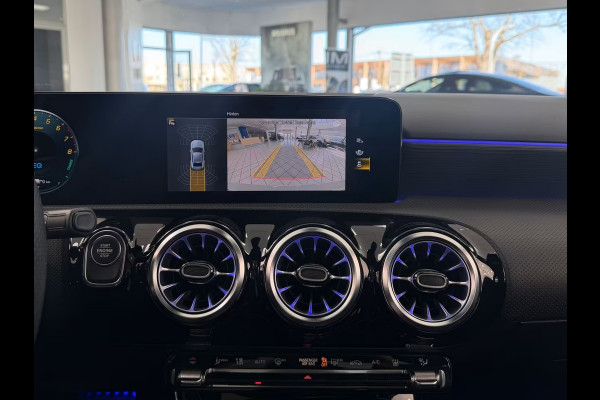 Mercedes-Benz A-Klasse 250e AMG ** ALPIN GRAU ** HP-LED, NAVI+, PANORAMA, 19-inch LMV, AMBIENTE VERL. ** 1e EIG - UNFALLFREI ** ** INFORMEER OOK NAAR ONZE AANTREKKELIJKE FINANCIAL-LEASE TARIEVEN **