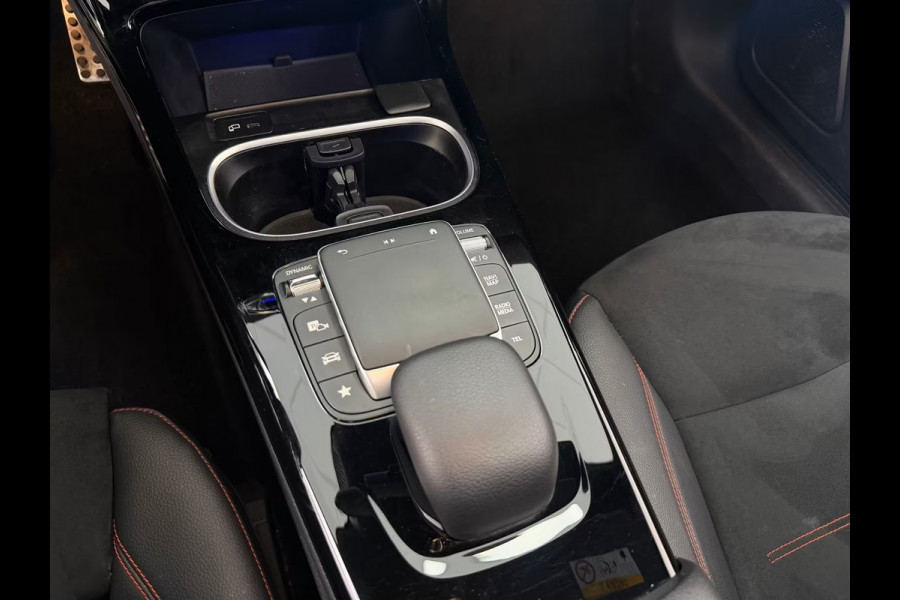 Mercedes-Benz A-Klasse 250e AMG ** ALPIN GRAU ** HP-LED, NAVI+, PANORAMA, 19-inch LMV, AMBIENTE VERL. ** 1e EIG - UNFALLFREI ** ** INFORMEER OOK NAAR ONZE AANTREKKELIJKE FINANCIAL-LEASE TARIEVEN **