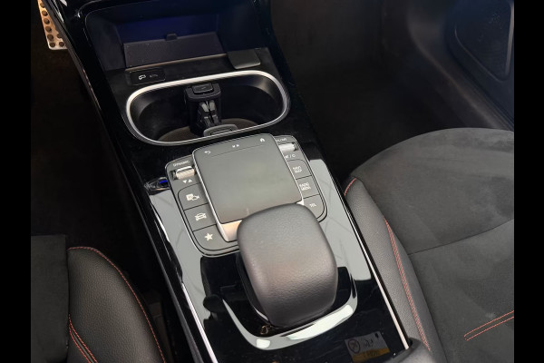 Mercedes-Benz A-Klasse 250e AMG ** ALPIN GRAU ** HP-LED, NAVI+, PANORAMA, 19-inch LMV, AMBIENTE VERL. ** 1e EIG - UNFALLFREI ** ** INFORMEER OOK NAAR ONZE AANTREKKELIJKE FINANCIAL-LEASE TARIEVEN **