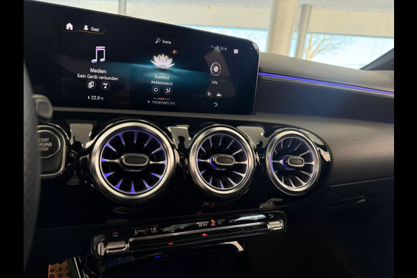 Mercedes-Benz A-Klasse 250e AMG ** ALPIN GRAU ** HP-LED, NAVI+, PANORAMA, 19-inch LMV, AMBIENTE VERL. ** 1e EIG - UNFALLFREI ** ** INFORMEER OOK NAAR ONZE AANTREKKELIJKE FINANCIAL-LEASE TARIEVEN **