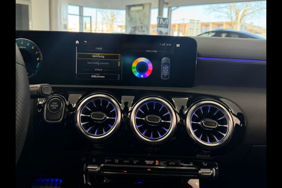 Mercedes-Benz A-Klasse 250e AMG ** ALPIN GRAU ** HP-LED, NAVI+, PANORAMA, 19-inch LMV, AMBIENTE VERL. ** 1e EIG - UNFALLFREI ** ** INFORMEER OOK NAAR ONZE AANTREKKELIJKE FINANCIAL-LEASE TARIEVEN **