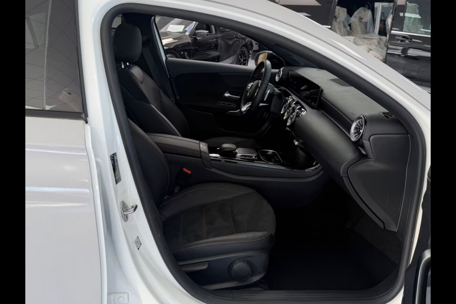 Mercedes-Benz A-Klasse 250e AMG ** ALPIN GRAU ** HP-LED, NAVI+, PANORAMA, 19-inch LMV, AMBIENTE VERL. ** 1e EIG - UNFALLFREI ** ** INFORMEER OOK NAAR ONZE AANTREKKELIJKE FINANCIAL-LEASE TARIEVEN **