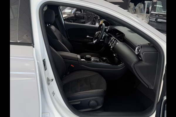 Mercedes-Benz A-Klasse 250e AMG ** ALPIN GRAU ** HP-LED, NAVI+, PANORAMA, 19-inch LMV, AMBIENTE VERL. ** 1e EIG - UNFALLFREI ** ** INFORMEER OOK NAAR ONZE AANTREKKELIJKE FINANCIAL-LEASE TARIEVEN **