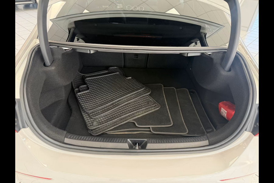 Mercedes-Benz A-Klasse 250e AMG ** ALPIN GRAU ** HP-LED, NAVI+, PANORAMA, 19-inch LMV, AMBIENTE VERL. ** 1e EIG - UNFALLFREI ** ** INFORMEER OOK NAAR ONZE AANTREKKELIJKE FINANCIAL-LEASE TARIEVEN **