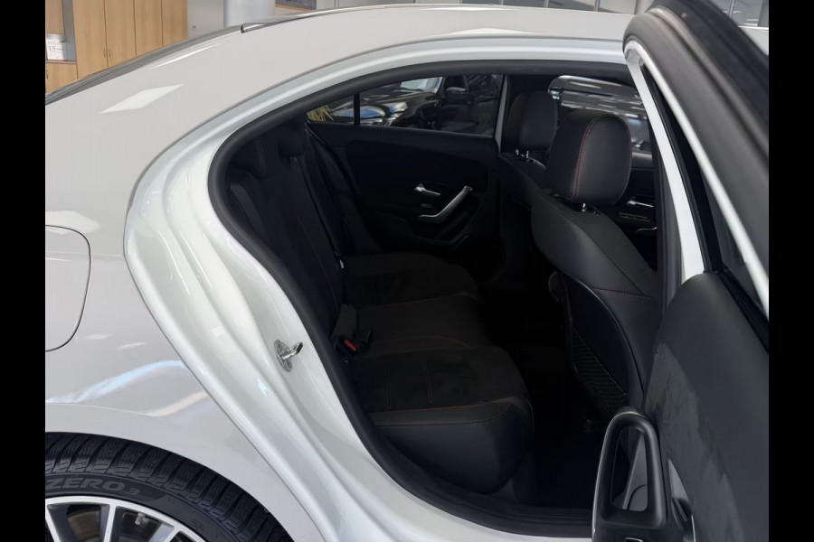 Mercedes-Benz A-Klasse 250e AMG ** ALPIN GRAU ** HP-LED, NAVI+, PANORAMA, 19-inch LMV, AMBIENTE VERL. ** 1e EIG - UNFALLFREI ** ** INFORMEER OOK NAAR ONZE AANTREKKELIJKE FINANCIAL-LEASE TARIEVEN **