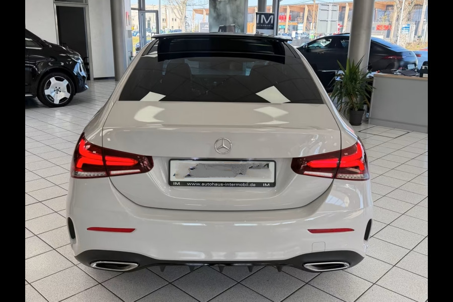 Mercedes-Benz A-Klasse 250e AMG ** ALPIN GRAU ** HP-LED, NAVI+, PANORAMA, 19-inch LMV, AMBIENTE VERL. ** 1e EIG - UNFALLFREI ** ** INFORMEER OOK NAAR ONZE AANTREKKELIJKE FINANCIAL-LEASE TARIEVEN **