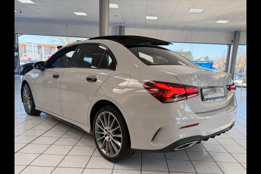 Mercedes-Benz A-Klasse 250e AMG ** ALPIN GRAU ** HP-LED, NAVI+, PANORAMA, 19-inch LMV, AMBIENTE VERL. ** 1e EIG - UNFALLFREI ** ** INFORMEER OOK NAAR ONZE AANTREKKELIJKE FINANCIAL-LEASE TARIEVEN **
