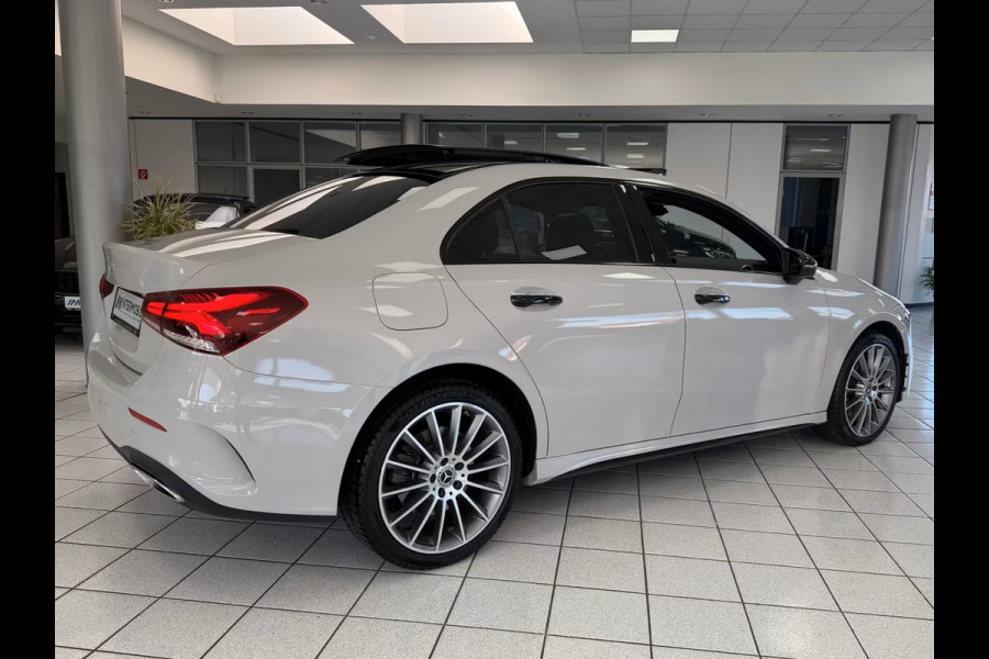 Mercedes-Benz A-Klasse 250e AMG ** ALPIN GRAU ** HP-LED, NAVI+, PANORAMA, 19-inch LMV, AMBIENTE VERL. ** 1e EIG - UNFALLFREI ** ** INFORMEER OOK NAAR ONZE AANTREKKELIJKE FINANCIAL-LEASE TARIEVEN **