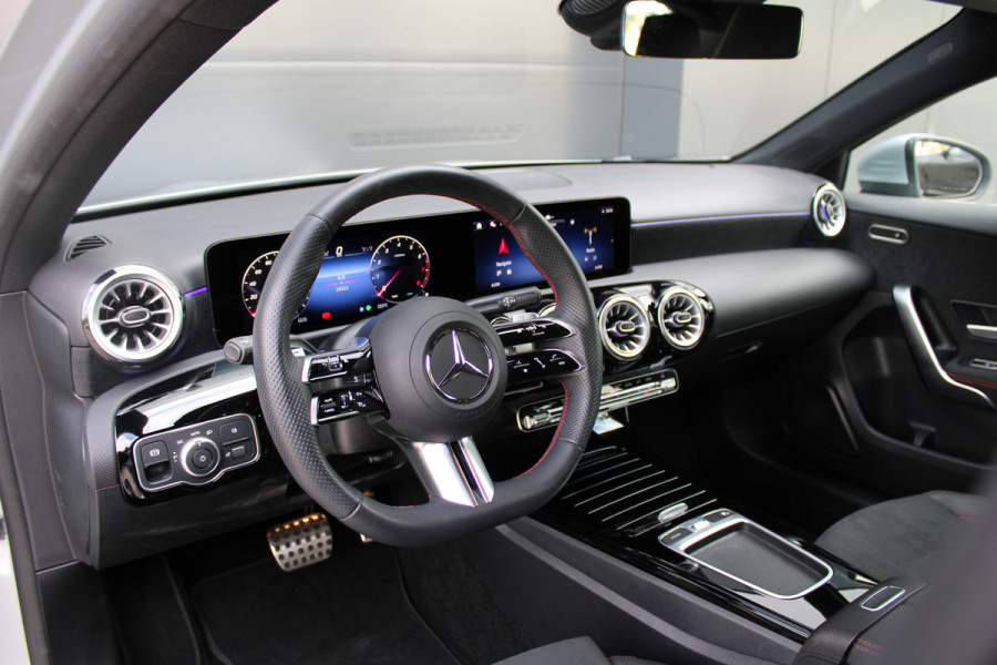 Mercedes-Benz A-Klasse 200 AMG Line | AMG | FACELIFT | KEYLESS | SFEER | CAMERA | ACC | NAVI |