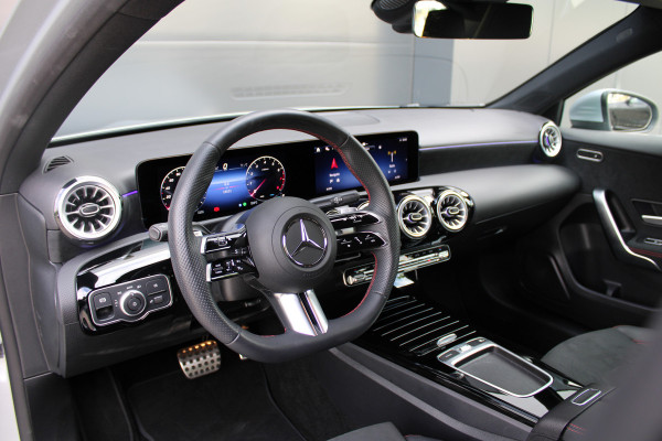 Mercedes-Benz A-Klasse 200 AMG Line | AMG | FACELIFT | KEYLESS | SFEER | CAMERA | ACC | NAVI |