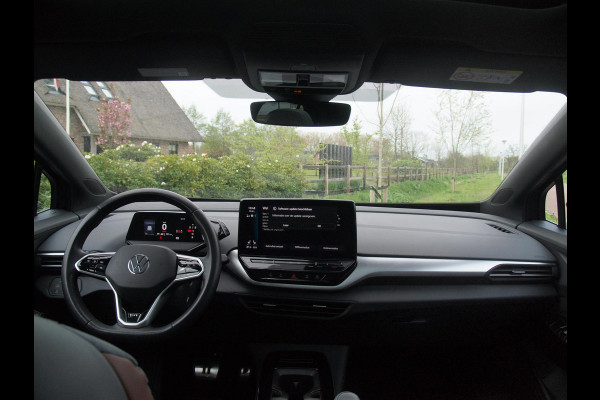 Volkswagen ID.4 First Max 77 kWh | Panoramadak | Heads-Up Display | 360 Camera | Trekhaak | Sfeerverlichting |