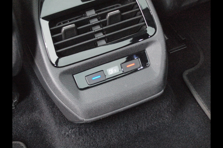 Volkswagen ID.4 First Max 77 kWh | Panoramadak | Heads-Up Display | 360 Camera | Trekhaak | Sfeerverlichting |