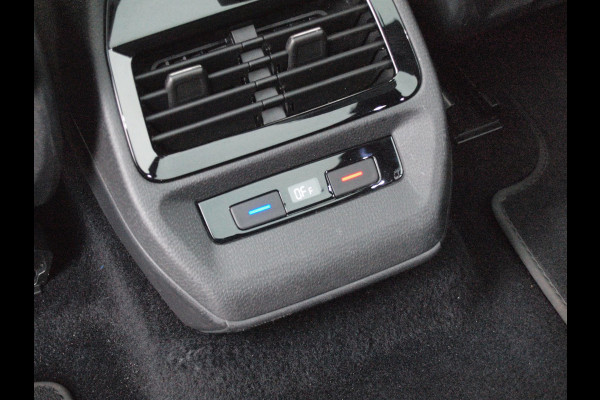 Volkswagen ID.4 First Max 77 kWh | Panoramadak | Heads-Up Display | 360 Camera | Trekhaak | Sfeerverlichting |