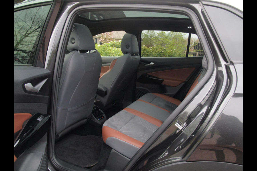 Volkswagen ID.4 First Max 77 kWh | Panoramadak | Heads-Up Display | 360 Camera | Trekhaak | Sfeerverlichting |