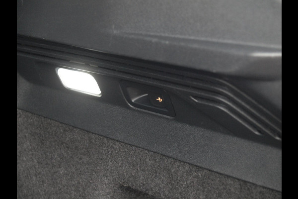 Volkswagen ID.4 First Max 77 kWh | Panoramadak | Heads-Up Display | 360 Camera | Trekhaak | Sfeerverlichting |