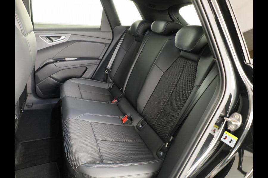 Audi Q4 e-tron 45 quattro S edition Competition 82 kWh 286pk | Assistentiepakket plus | Ambiente verlichting | Optiekpakket zwart plus | Privacy glas |