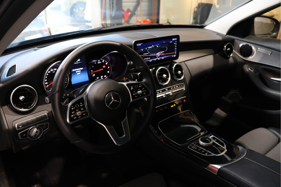 Mercedes-Benz C-Klasse Estate 180 Avantgarde | Inc BTW | Head-Up | Stoelverwarming | CarPlay | Lederen bekleding | 19'' AMG velgen | Cruise control | F1 Flippers | Nieuwe APK | Dealer onderhouden | Facelift model
