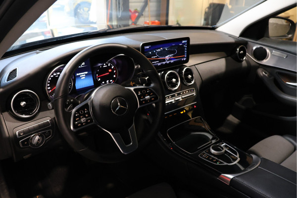 Mercedes-Benz C-Klasse Estate 180 Avantgarde | Inc BTW | Head-Up | Stoelverwarming | CarPlay | Lederen bekleding | 19'' AMG velgen | Cruise control | F1 Flippers | Nieuwe APK | Dealer onderhouden | Facelift model